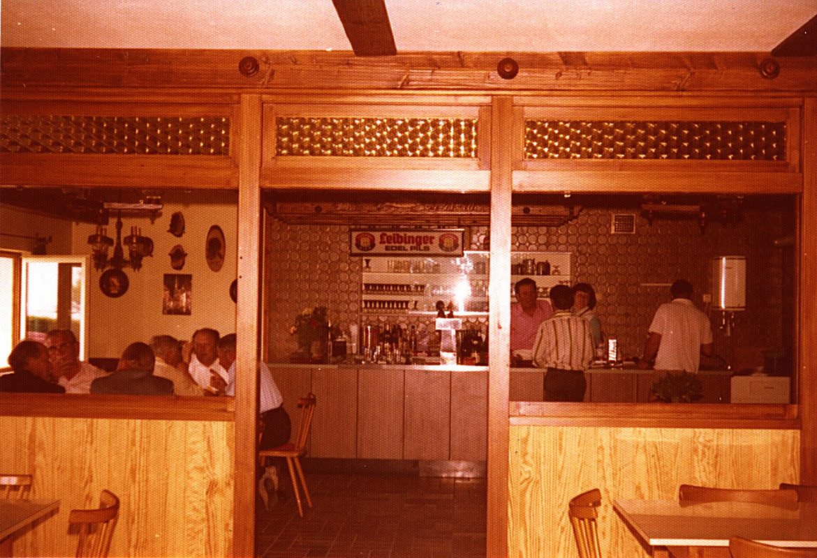 Gaststätteninnenraum mit Trennwand 1983